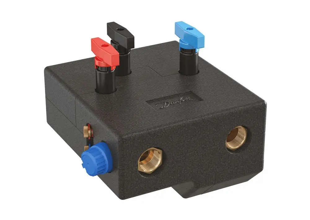 Schwarze Isolierung mit blauen und roten Ventilen an der Oberseite, mit zwei goldfarbenen Anschlüssen an der Unterseite. Produkt von Danfoss.